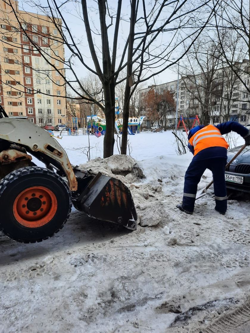 Уборка территории от снега и наледи по адресу ул. Белградская д. 6 к. 1