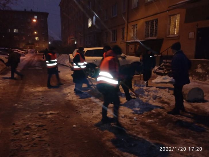 Уборка территории от снега и наледи по адресу ул. Стрельбищенская д. 24 