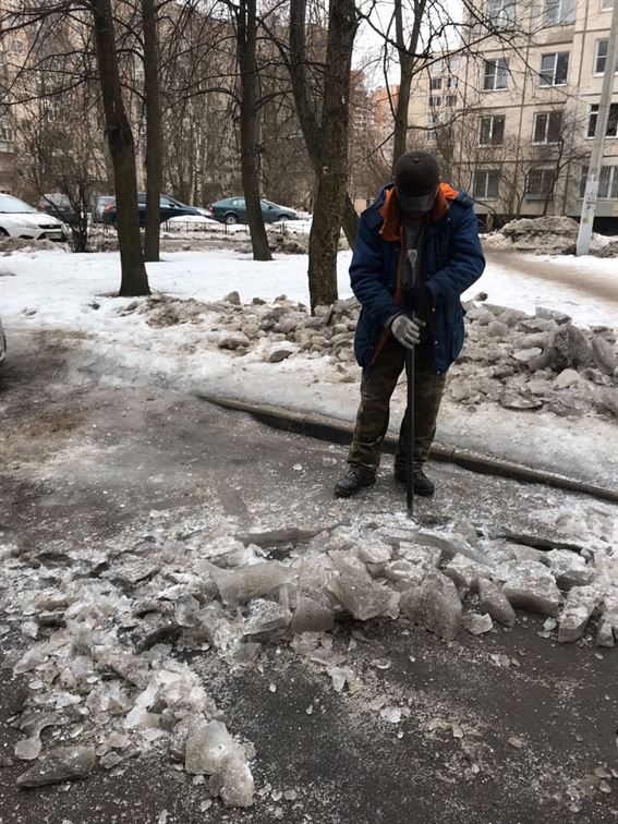 Уборка территории от снега и наледи по адресу ул. Димитрова д. 12 к. 3 