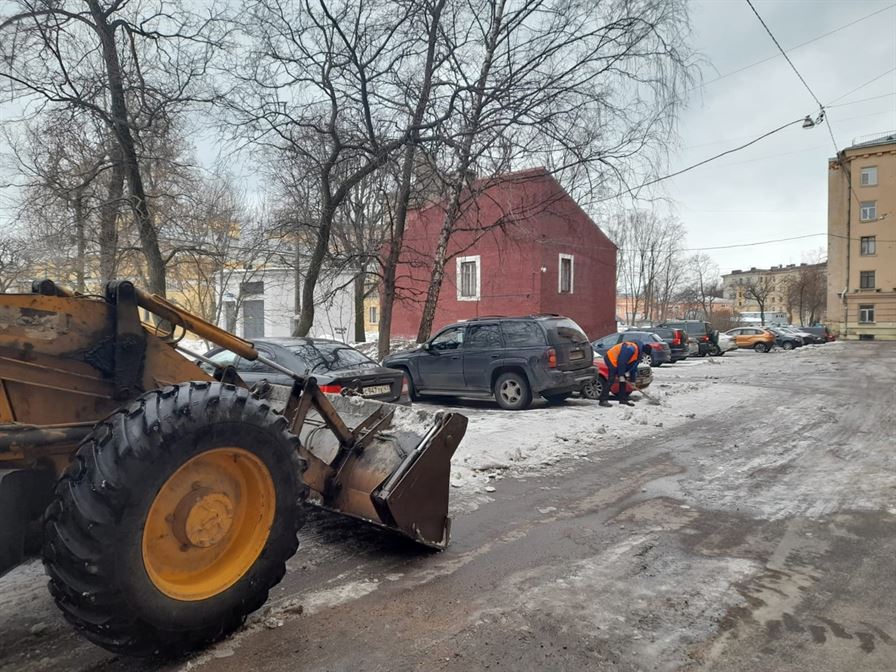 Уборка территории от снега и наледи по адресу ул. Мгинская д. 7