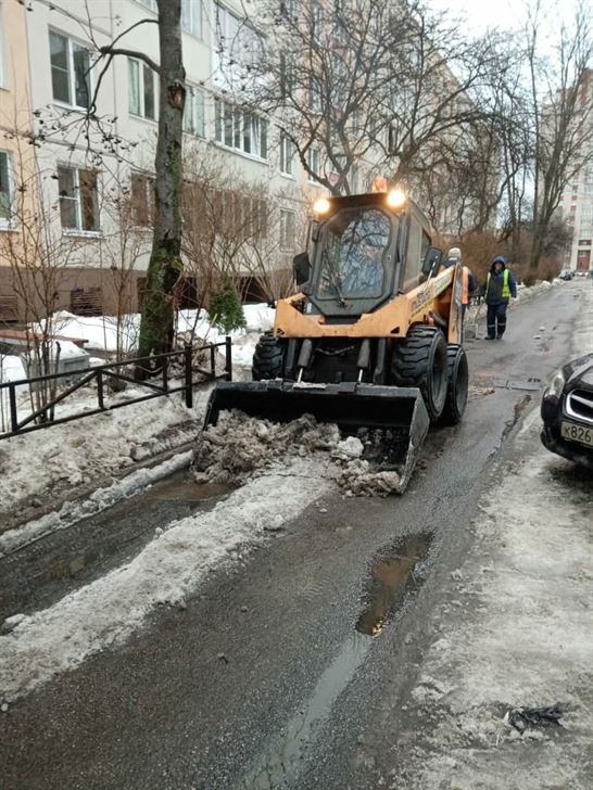 Уборка территории от снега и наледи по адресу ул. Бухарестская д. 23 к. 2
