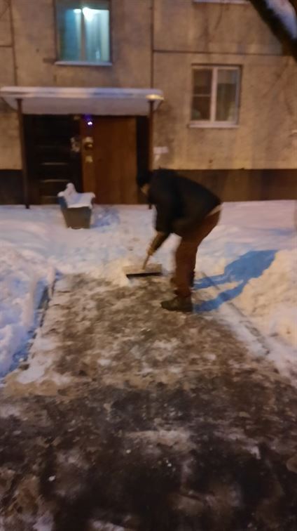 Очистка подходов к парадным от снега и наледи