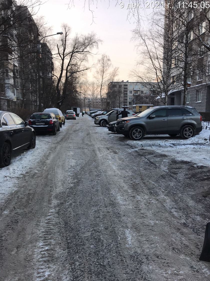 Уборка территории от снега и наледи по адресу ул. Будапештская д. 17 к. 2