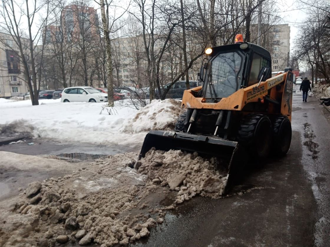 Уборка территории от снега и наледи по адресу ул. Будапештская д. 14 к. 2