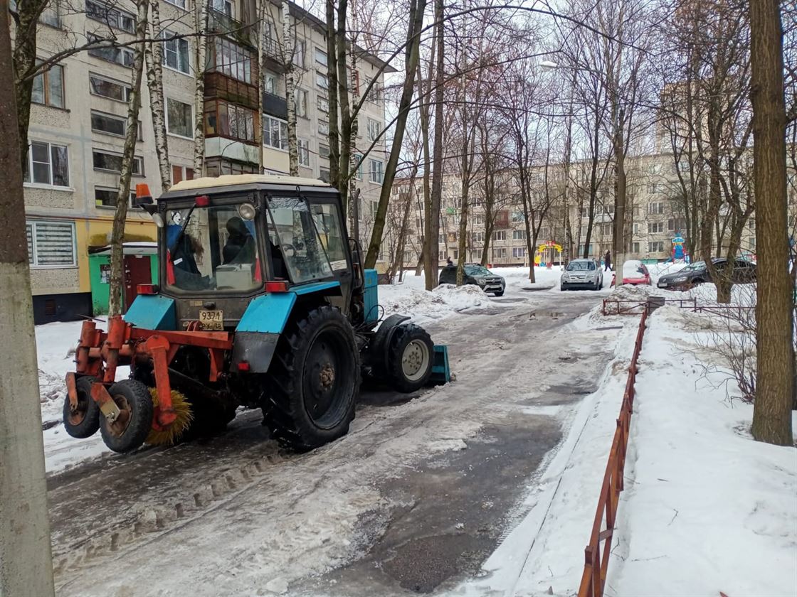 Уборка территории от снега и наледи по адресу пр. Славы д. 10 к. 3