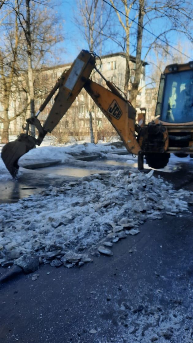Уборка территории от снега и наледи по адресу ул. Белградская д. 28 к. 6
