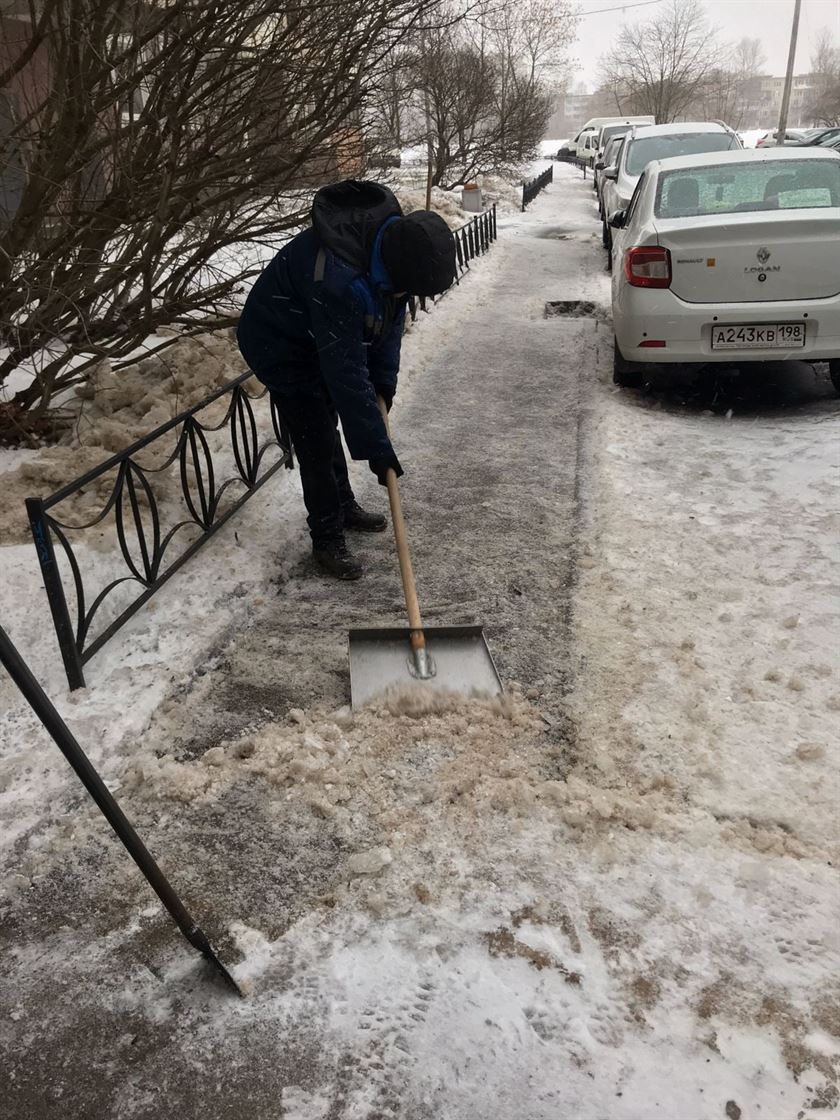 Уборка территории от снега и наледи по адресу ул. Димитрова д. 10 к. 4 