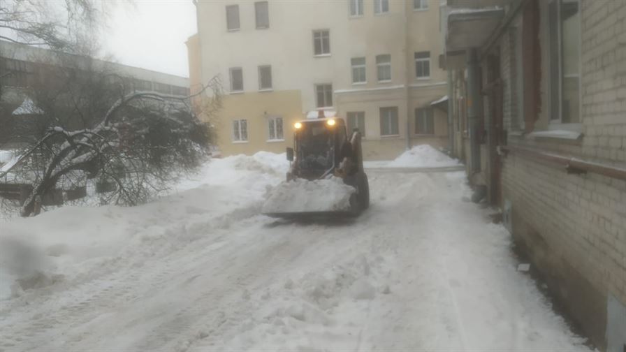 Уборка территории от снега и наледи по адресу ул. Тамбовская д. 47