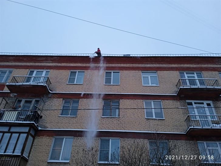 Очистка кровли от снега и наледи по адресу ул. Стрельбищенская д. 1
