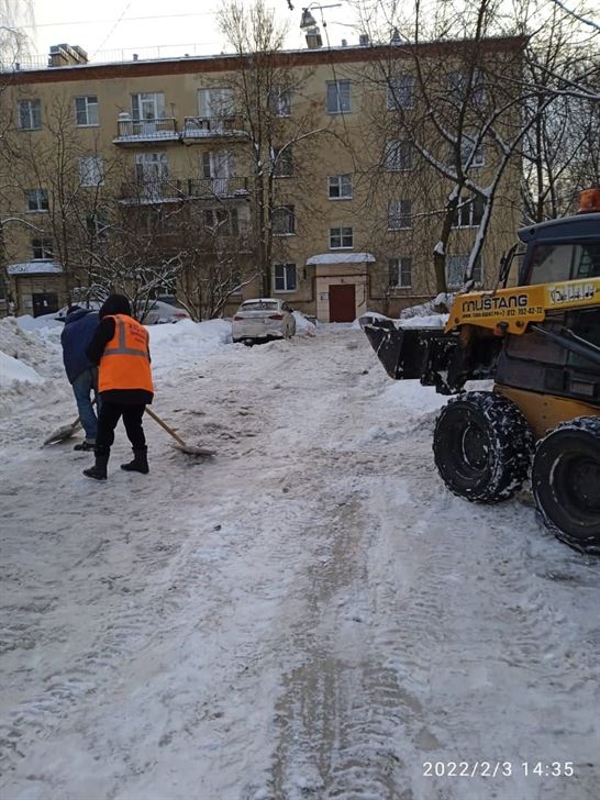 Уборка территории от снега и наледи по адресу пр. Волковский д. 140