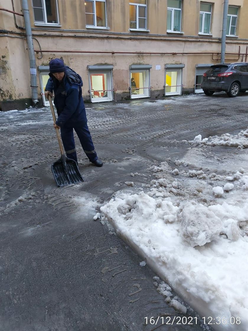 Уборка территории от снега и наледи по адресу ул. Тамбовская д. 13