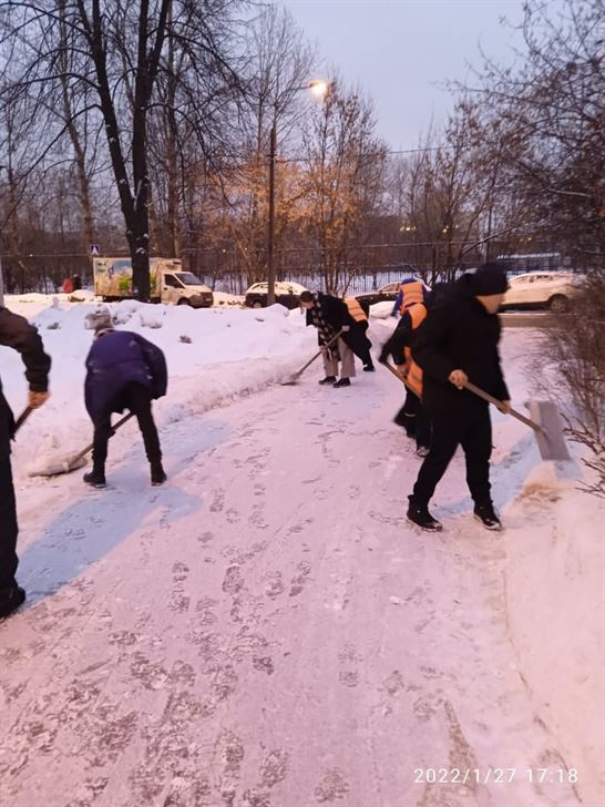 Уборка территории от снега и наледи по адресу ул. Стрельбищенская д. 1