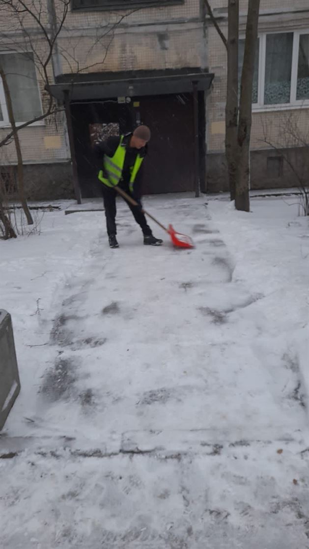 Активно ведутся работы по уборке территории от снега и наледи