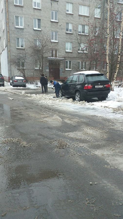 Уборка территории от снега и наледи по адресу ул. Бухарестская д. 21 к. 2 