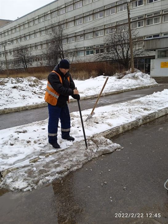 Очистка территории от снега и наледи по адресу ул. Салова д. 63 