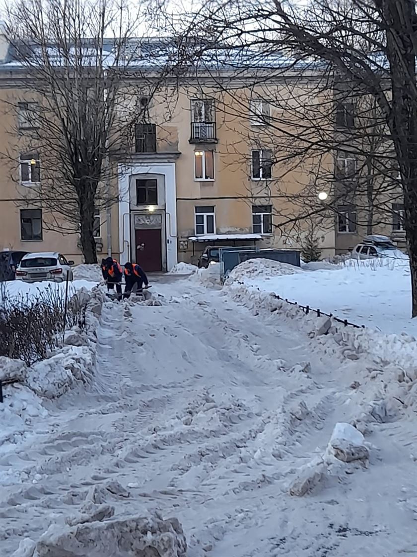 Уборка территории от снега и наледи по адресу ул. Дубровская д. 9