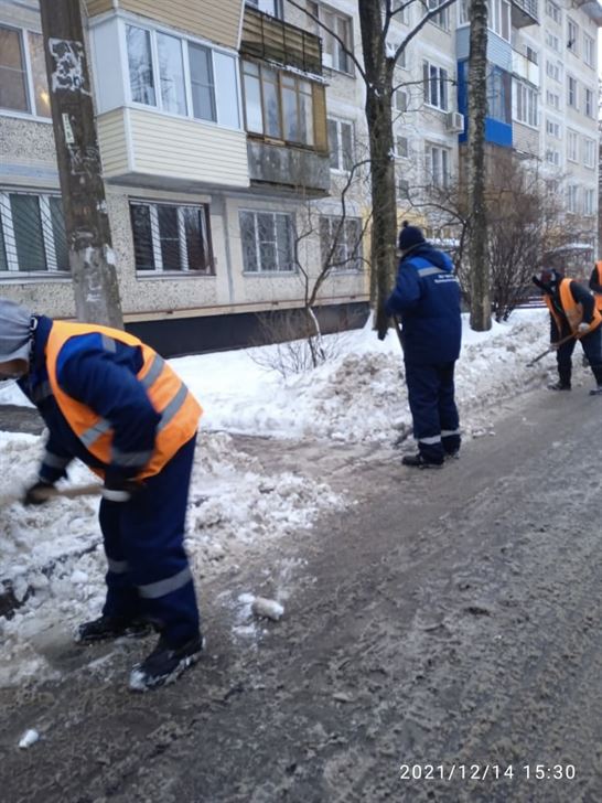 Уборка территории от снега и наледи по адресу ул. Будапештская д. 37