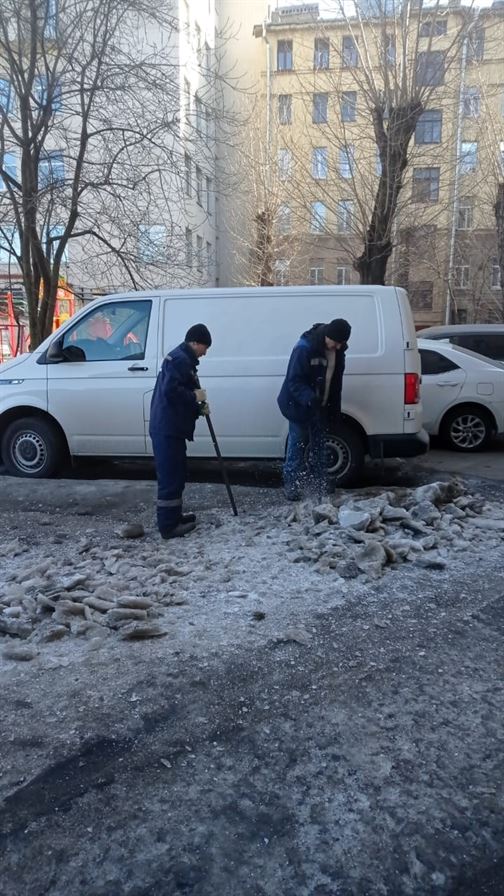 Уборка территории от снега и наледи по адресу ул. Боровая д. 59/61