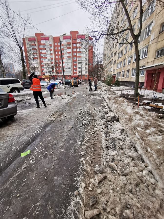 Уборка территории от снега и наледи по адресу ул. Будапештская д. 8 к. 1