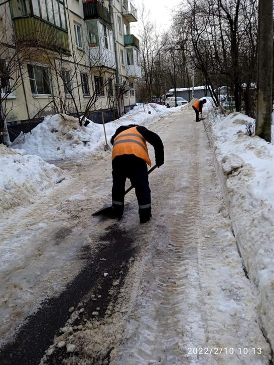 Уборка территории от снега и наледи по адресу Витебская Сортировочная д. 30