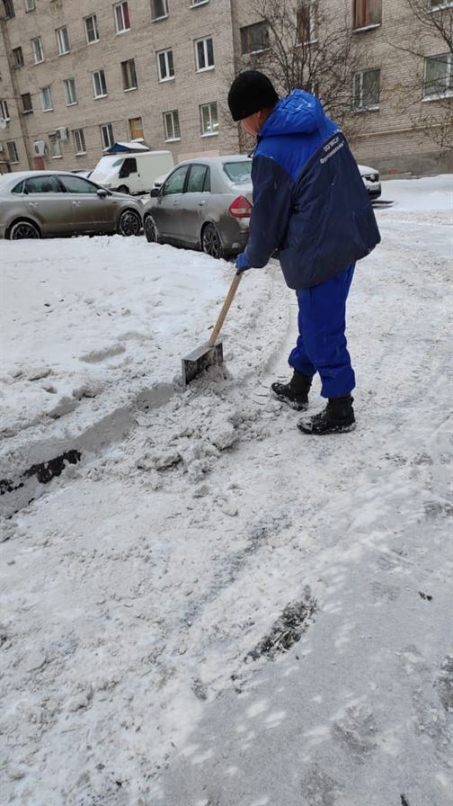 Активно продолжается уборка территории от снега и наледи