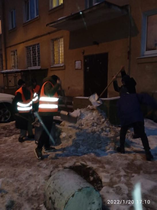 Уборка территории от снега и наледи по адресу ул. Стрельбищенская д. 24 