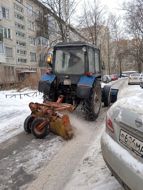 Механизированная уборка территории от снега и наледи по адресу ул. Белградская д. 28 к. 5