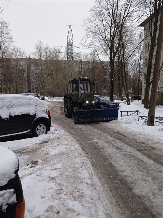 Механизированная уборка территории от снега и наледи по адресу ул. Белградская д. 28 к. 5