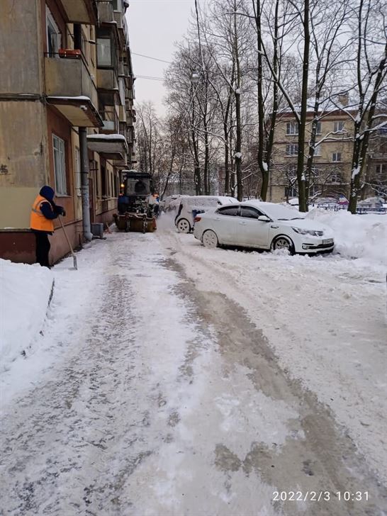 Уборка территории от снега и наледи по адресу ул. Стрельбищенская д. 5