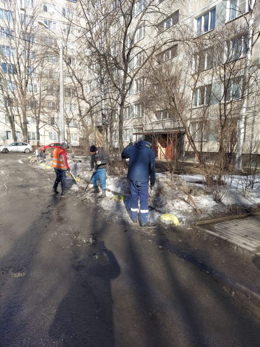 Очистка территории от снега и наледи по адресу ул. Будапештская д. 5 к. 1 
