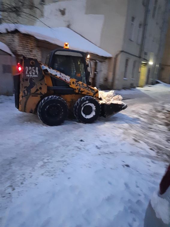 Механизированная уборка территории от снега и наледи по адресу ул. Тамбовская д. 70 
