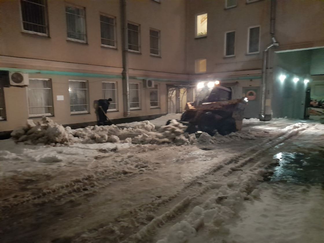 Уборка территории от снега и наледи по адресу ул. Тамбовская д. 11