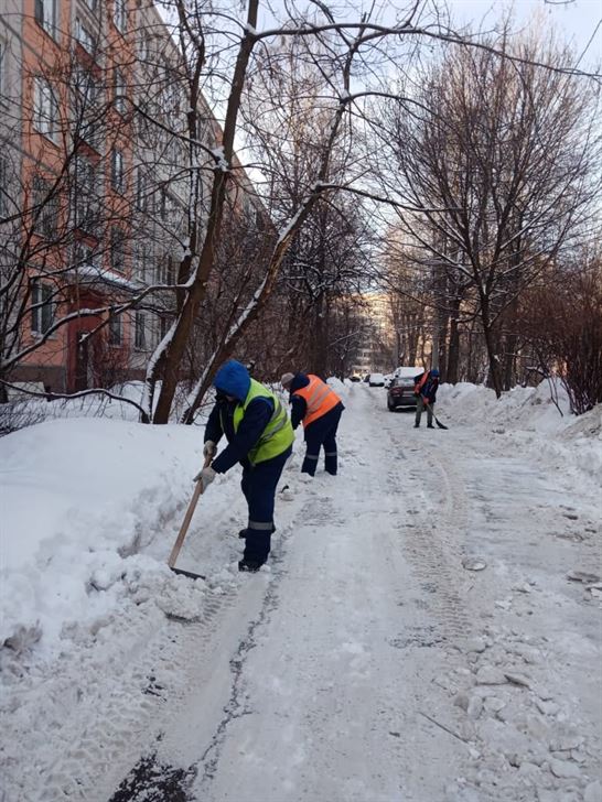 Уборка территории от снега и наледи по адресу ул. Бухарестская д. 23 к. 3