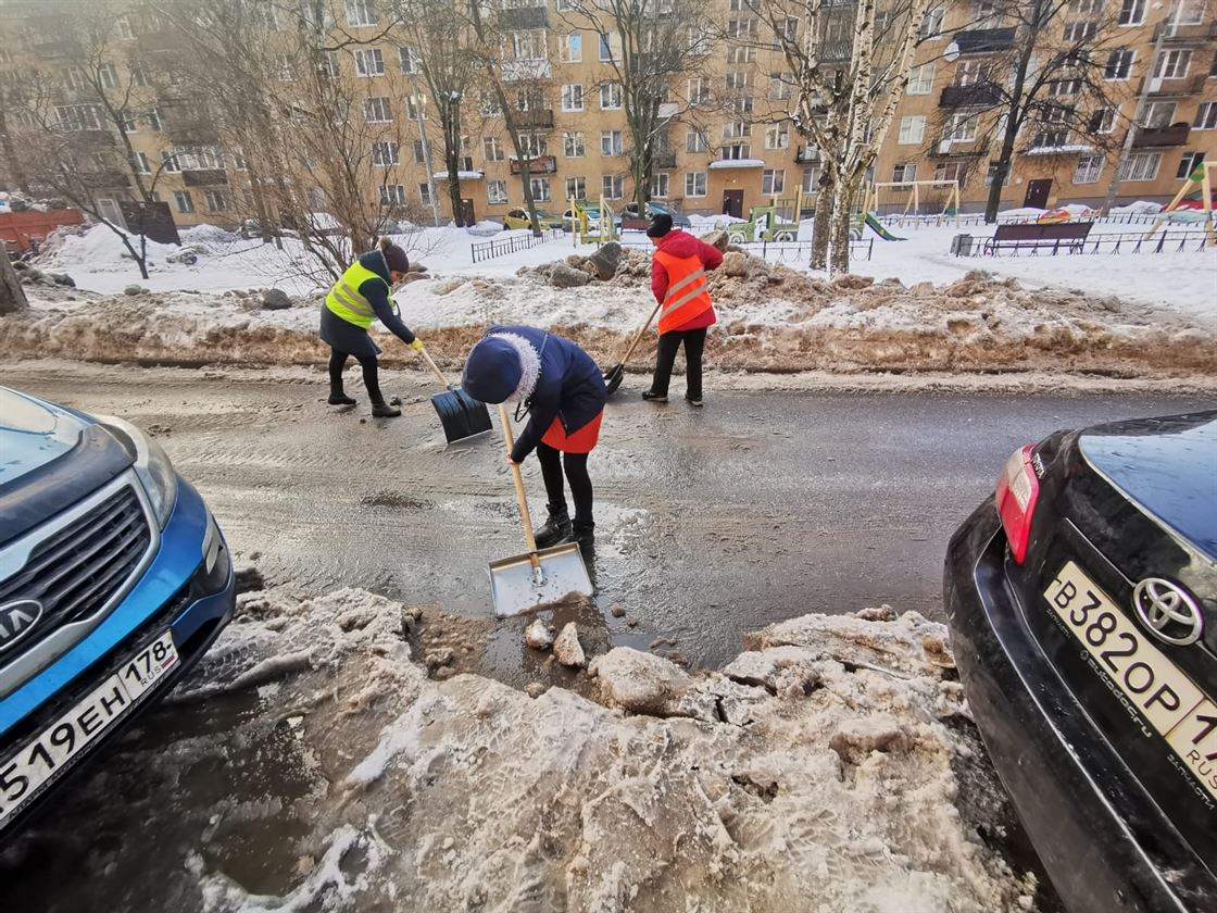 Уборка территории от снега и наледи по адресу ул. Бухарестская д. 23 к. 1