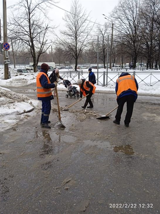 Очистка территории от снега и наледи по адресу ул. Салова д. 63 