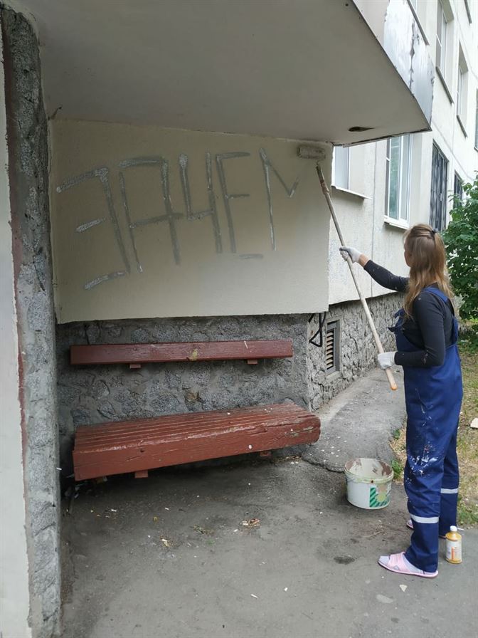 Окраска граффити и входной двери 