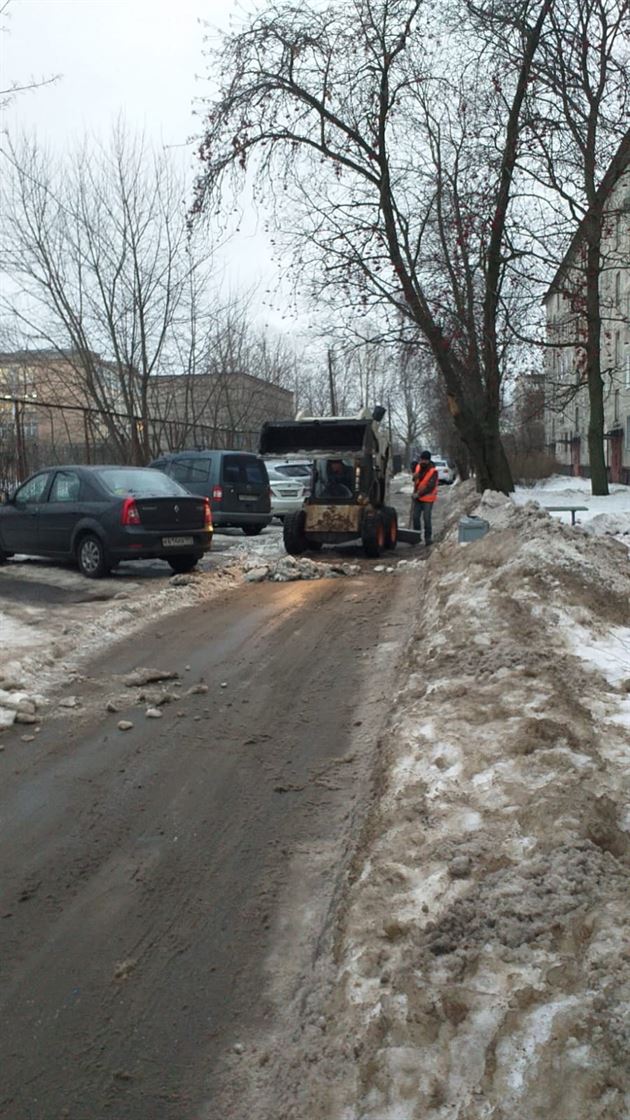 Уборка территории от снега и наледи по адресу ул. Стрельбищенская д. 4