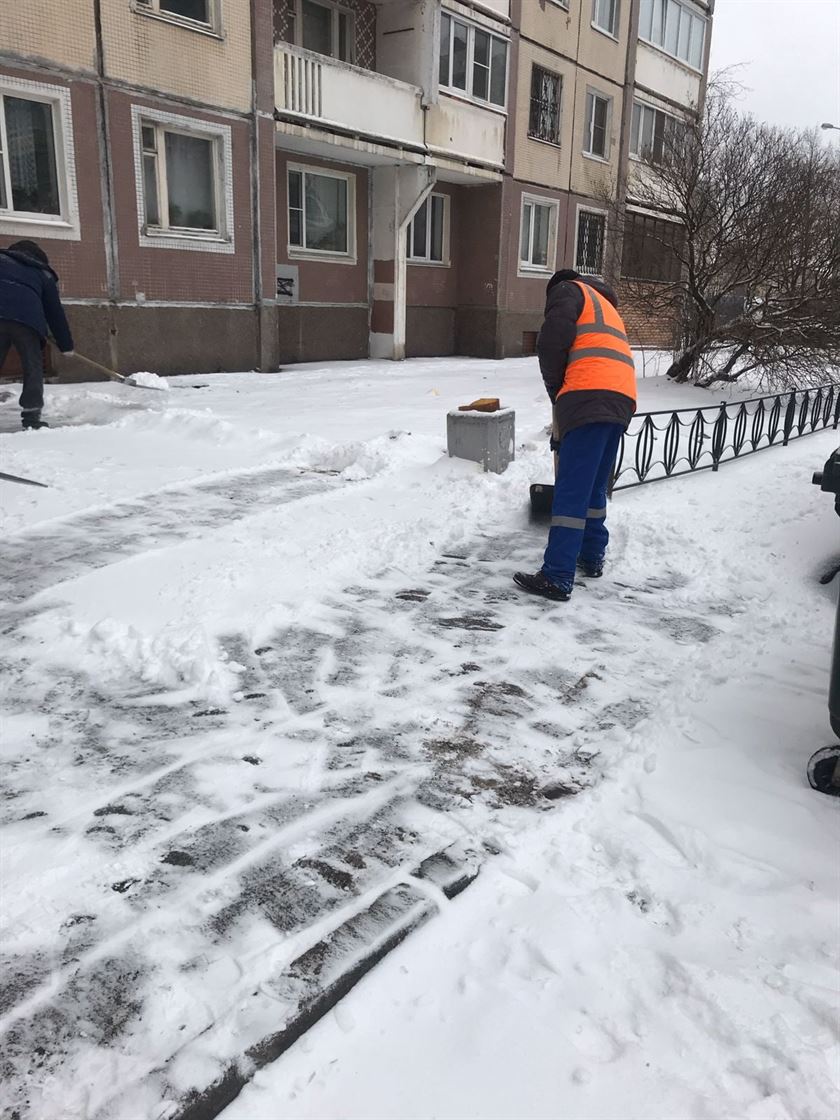 Очистка подходов к парадным от снега