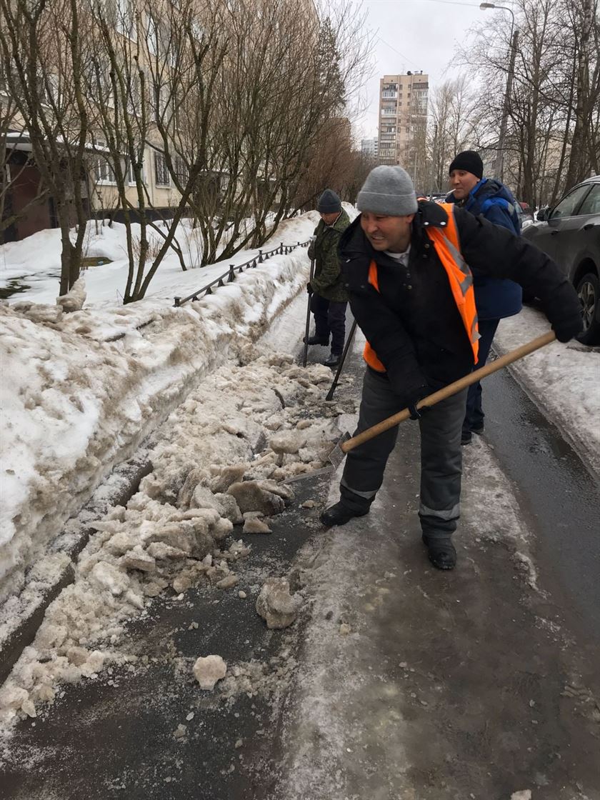 Уборка территории от снега и наледи по адресу ул. Димитрова д. 14 к. 2