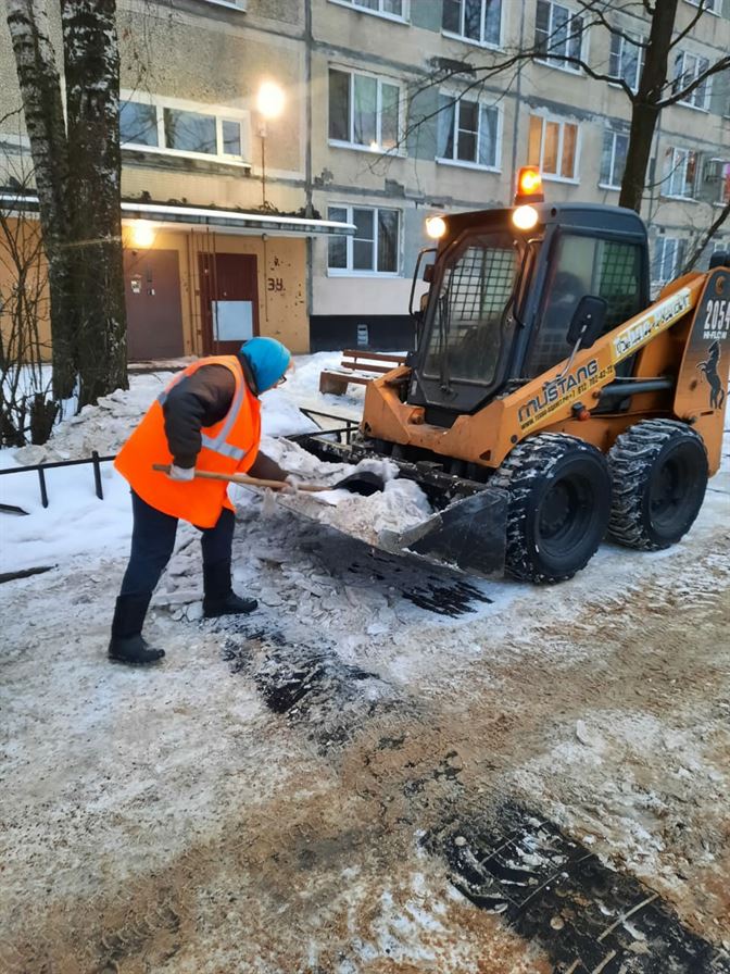 Уборка территории от снега и наледи по адресу ул. Белградская д. 6 к. 2