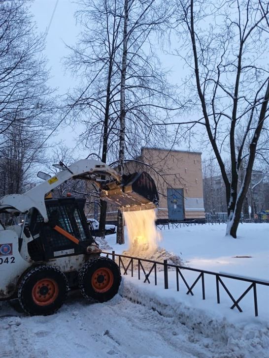 Механизированная уборка территории от снега и наледи по адресу пр. Славы д. 4