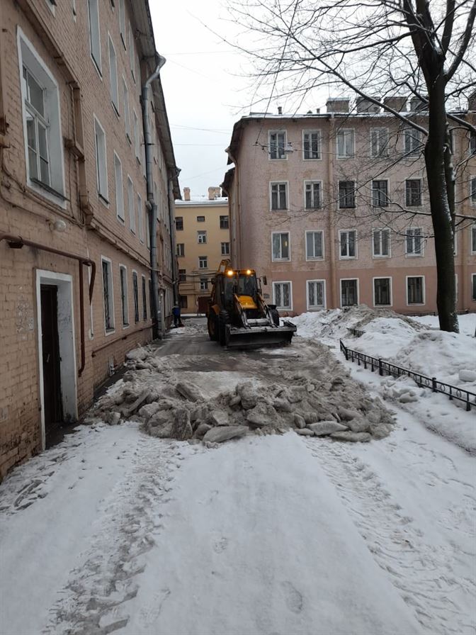 Уборка территории от снега и наледи по адресу ул. Боровая д. 58 лит. Б