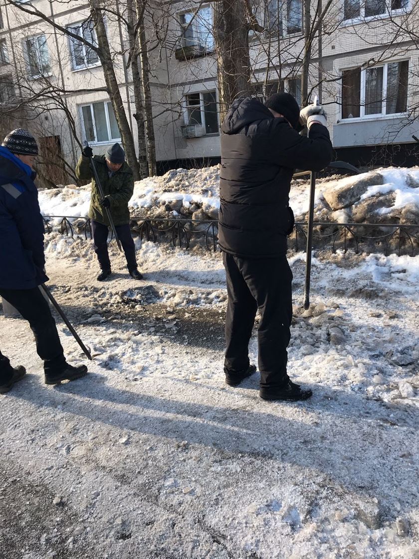Уборка территории от снега и наледи по адресу ул. Димитрова д. 12 к. 2