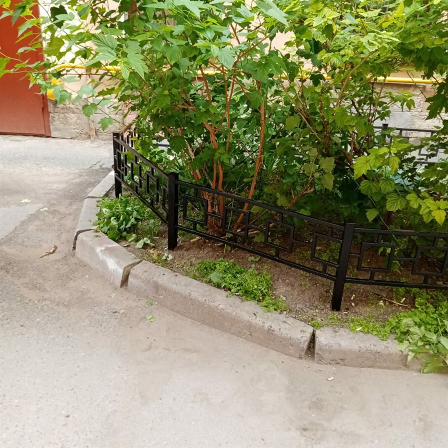 Окраска газонного ограждения по адресу ул. Воронежская д. 55 лит. Б