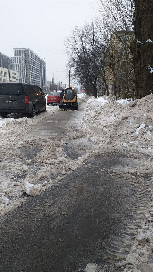 Уборка территории от снега и наледи по адресу ул. Бухарестская д. 15