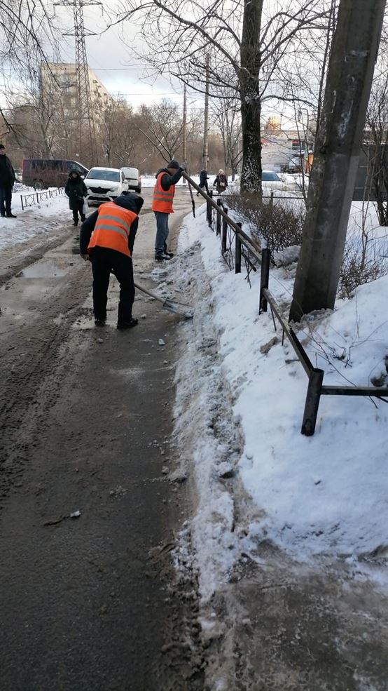 Ручная уборка территории от снега и наледи по адресу ул. Будапештская д. 37