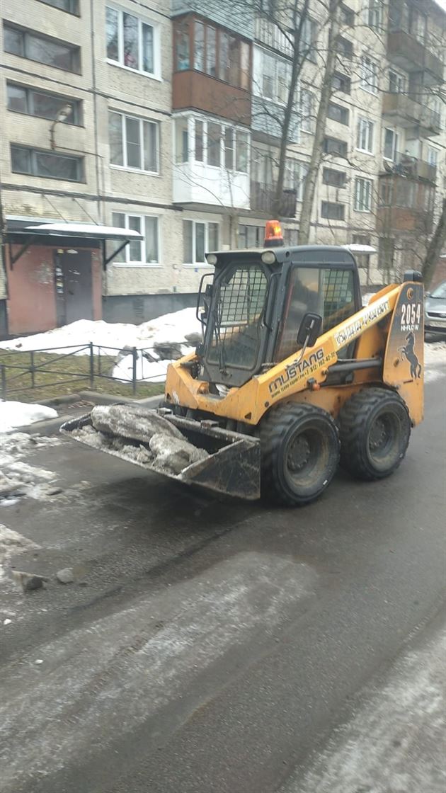 Уборка территории от снега и наледи по адресу ул. Белградская д. 26 к. 2