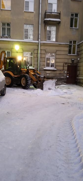 Очистка территории от снега и наледи по адресу ул. Салова д. 20
