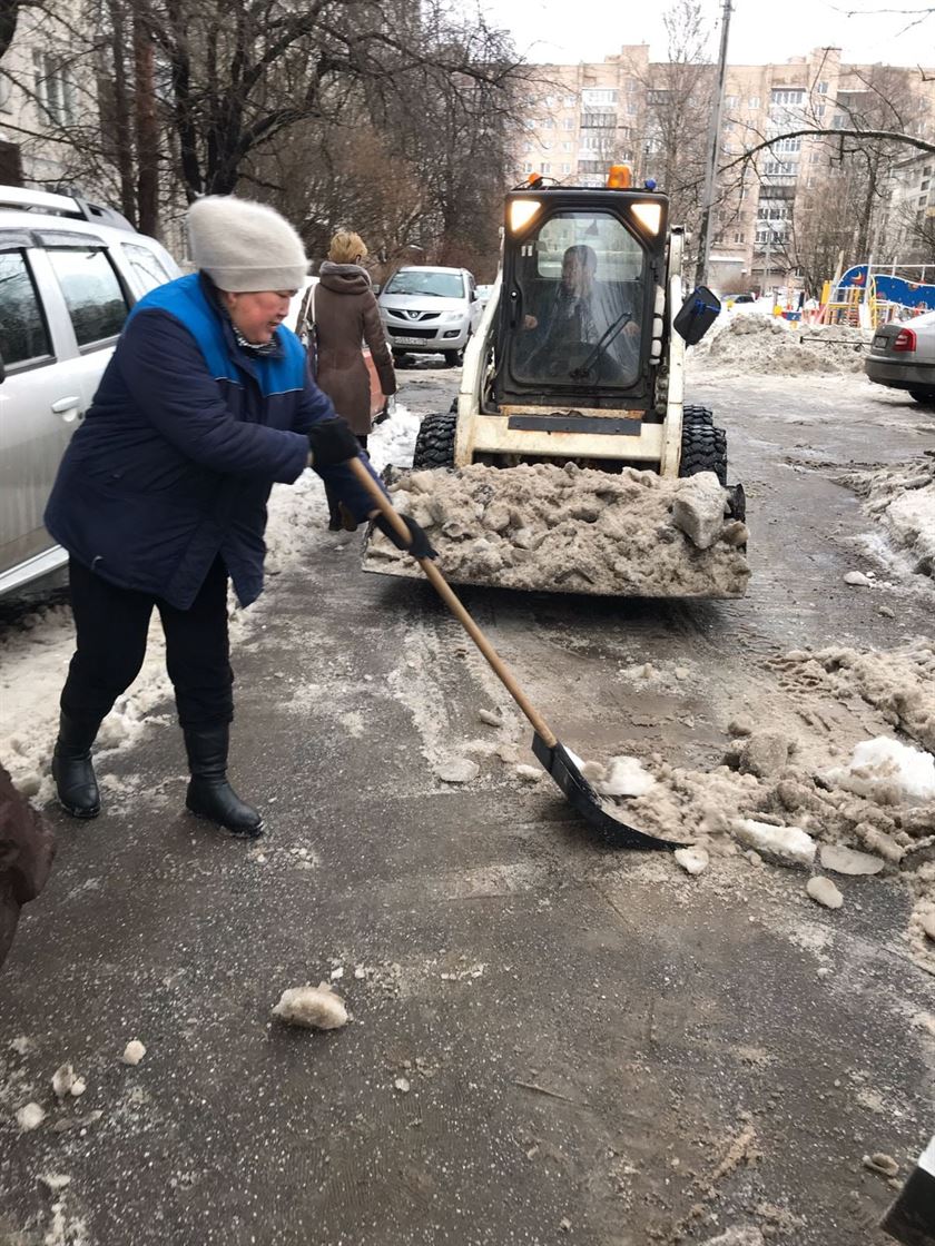 Уборка территории от снега и наледи по адресу ул. Димитрова д. 16 к. 3