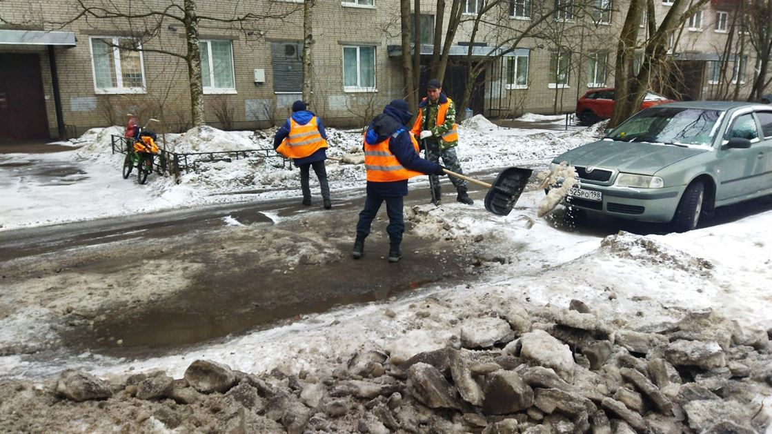 Уборка территории от снега и наледи по адресу пр. Славы д. 10 к. 3